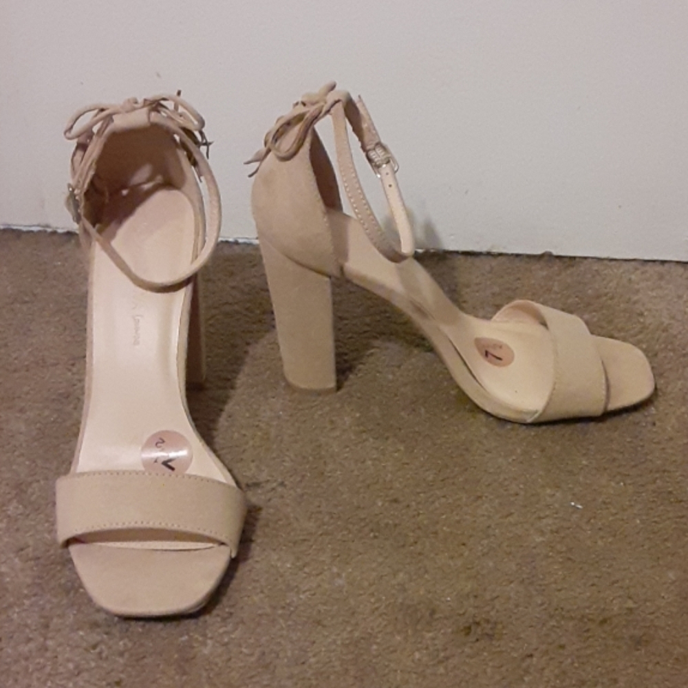 Heels - Picture 2 of 4